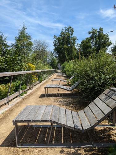 a row of park benches sitting next to a fence at Chantilly sous les toits in Chantilly
