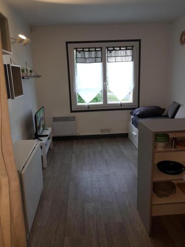 une pièce vide avec une grande fenêtre et une chambre dans l'établissement Studio, à Bayonne