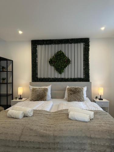 Postel nebo postele na pokoji v ubytování Greenside Suite
