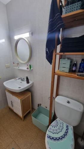 a small bathroom with a toilet and a sink at Haus Alegria mit Traumblick in Peniscola