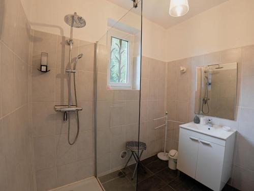 une salle de bain avec une douche, des toilettes et un lavabo dans l'établissement Grande maison en Périgord à 10 mn de Sarlat, à Marquay