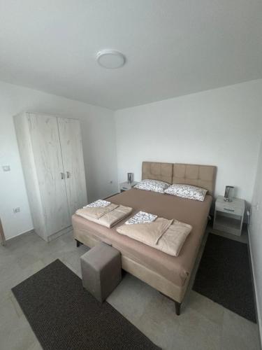 una camera da letto con un letto grande in una stanza di Apartman Sofija HN a Herceg-Novi