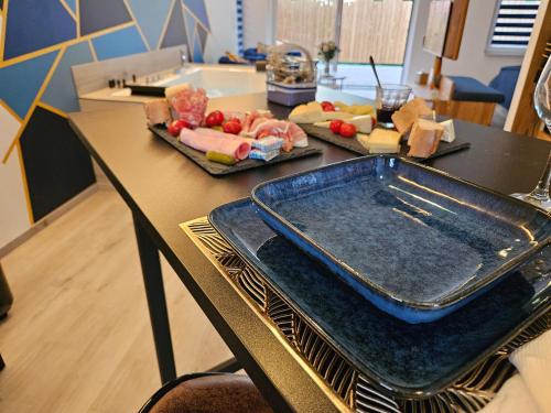 einen Tisch mit einem Tablett mit Essen darüber in der Unterkunft Lovely Goodies - Olympe Cachemire in Boulay - Moselle