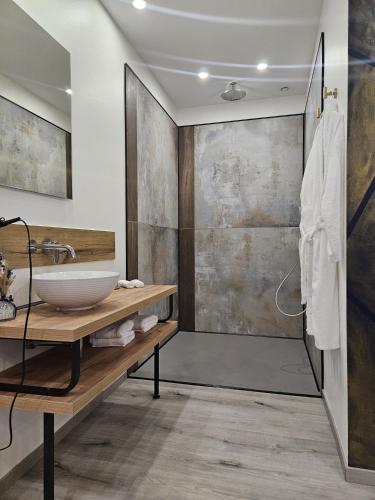 une salle de bain avec un lavabo et une douche dans l'établissement Lovely Goodies - Olympe Cachemire, à Boulay - Moselle