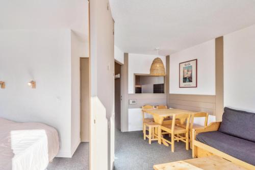 une chambre et un salon avec un lit et une table dans l'établissement Résidence Les Fontaines Blanches - maeva Home - 2 Pièces 4 Personnes Sélection MAE-4095, à Morzine
