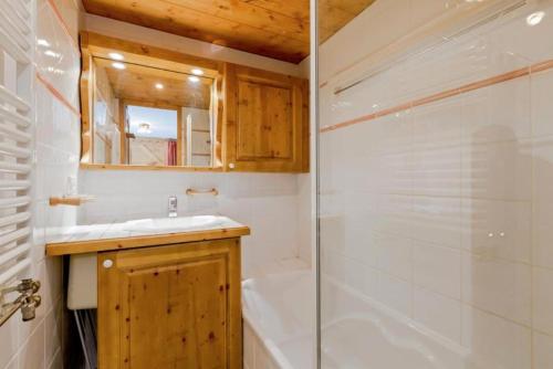 une salle de bain avec un lavabo et une douche dans l'établissement Résidence Les Fermes de Méribel - maeva Home - 2 Pièces 4 Personnes Sélection MAE-4097, à Les Allues