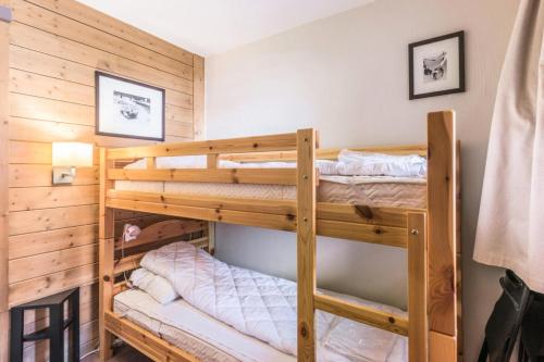 - une chambre avec 2 lits superposés dans une cabine dans l'établissement Résidence Quartier Falaise - maeva Home - 2 Pièces 4 Personnes Prestige MAE-4127, à Avoriaz