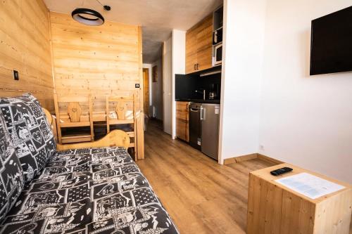 un salon avec un lit et une cuisine dans l'établissement Résidence Les Constellations - maeva Home - Studio 4 Personnes - Confort MAE-4098, à La Plagne Tarentaise