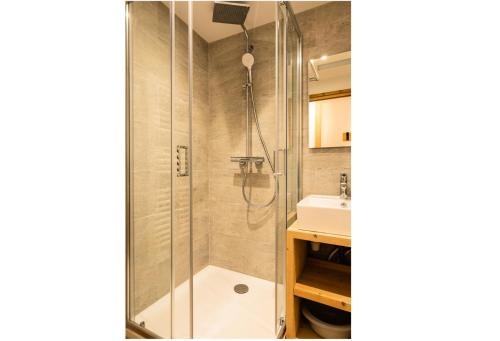 une salle de bain avec douche et lavabo dans l'établissement Résidence Les Constellations - maeva Home - Studio 4 Personnes - Confort MAE-4098, à La Plagne Tarentaise