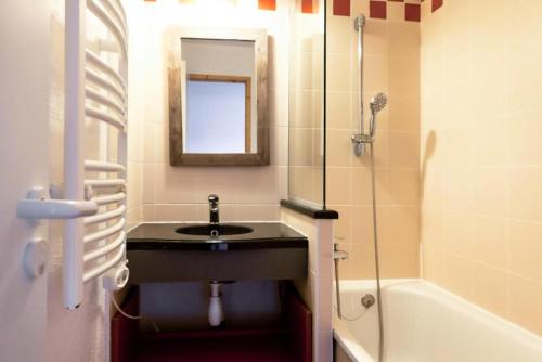 une salle de bain avec un lavabo, une douche et un miroir dans l'établissement Résidence Les Constellations - maeva Home - 2 Pièces 7 Personnes Sélection MAE-4157, à La Plagne Tarentaise