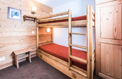 - une chambre avec des lits superposés dans une cabine dans l'établissement Résidence Les Sentiers du Tueda - maeva Home - 2 Pièces 4 Personnes Confort MAE-4101, à Les Allues