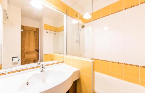 une salle de bain avec un lavabo et un miroir dans l'établissement Résidence Les Sentiers du Tueda - maeva Home - 2 Pièces 4 Personnes Confort MAE-4101, à Les Allues