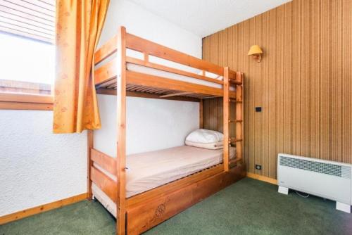 une chambre avec deux lits superposés et une fenêtre dans l'établissement Quartier Crève Cœur - maeva Home - Studio 4 Personnes Confort MAE-4102, à Valmorel