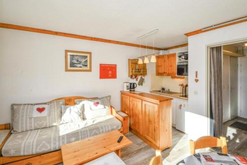 un salon avec un canapé et une cuisine dans l'établissement Résidence Les Horizons d'Huez - maeva Home - Studio 4 personnes - Sélection MAE-4178, à Huez