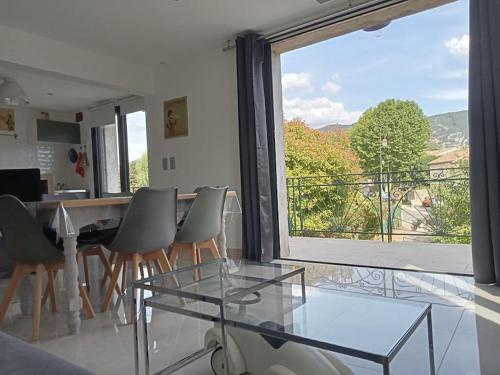 Maison individuelle plein centre avec jardin ,au pied du Mont Ventoux