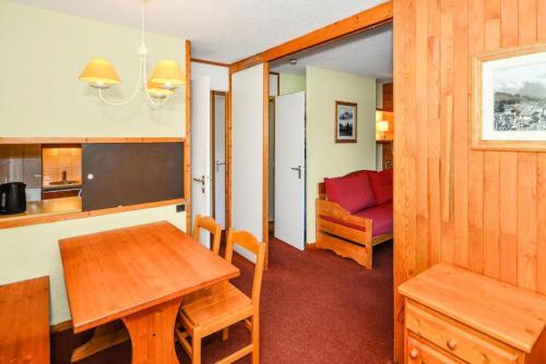 un salon avec une table et un canapé dans l'établissement Quartier Crève Cœur - maeva Home - Studio 4 Personnes Confort MAE-4153, à Valmorel