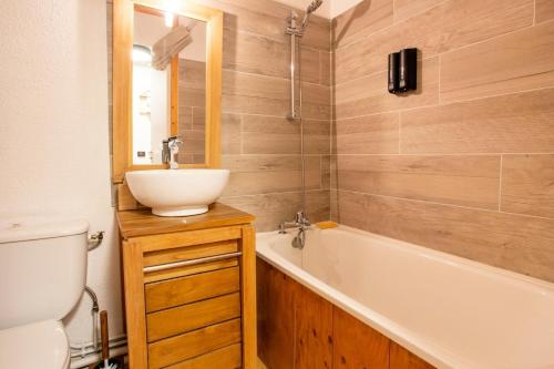 une salle de bain avec un lavabo, une baignoire et des toilettes dans l'établissement Quartier La Forêt - maeva Home - Studio 3 Personnes Confort MAE-4169, à Valmorel