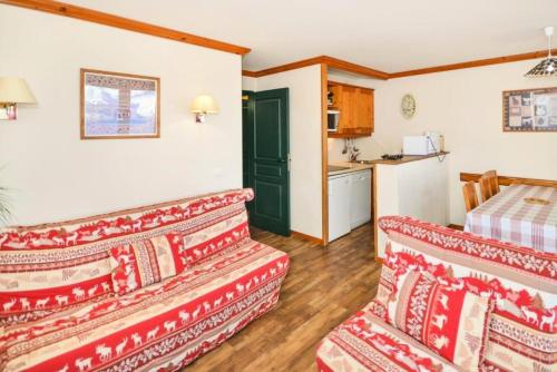 un salon avec deux canapés et une cuisine dans l'établissement Résidence La Marelle et Le Rami - maeva Home - 2 Pièces 6 Personnes Sélection MAE-4180, à La Plagne Tarentaise