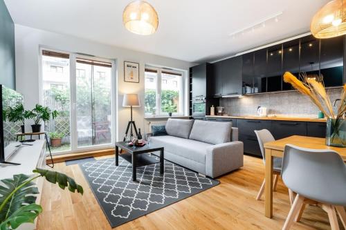 Kuchyňa alebo kuchynka v ubytovaní Modern 70m Apartment With Private Garden Metro