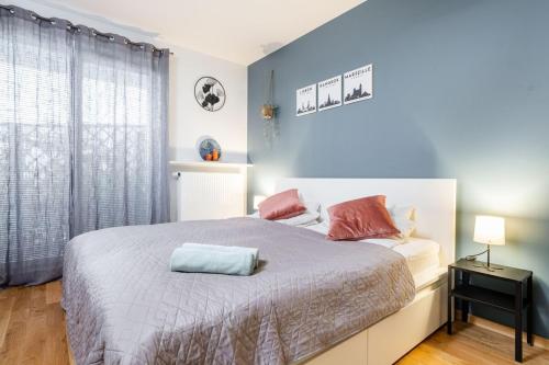Posteľ alebo postele v izbe v ubytovaní Modern 70m Apartment With Private Garden Metro
