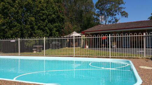 Kolam renang di atau dekat dengan Central Coast Motel