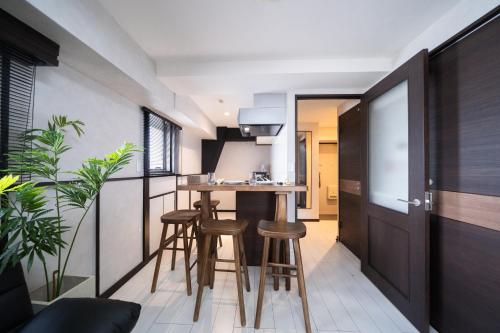 G112新宿最中心 交通枢纽 超级商圈 两室一厅 新宿三丁目车站4分 2 rooms Shinjuku center 4 mins to ST Max 7P 直达新宿 涉谷 表参道 池袋 上野 代代木 银座 原宿