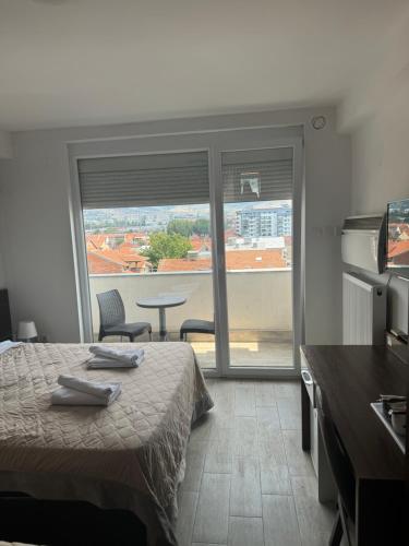 Ένα ή περισσότερα κρεβάτια σε δωμάτιο στο Deni Apartments