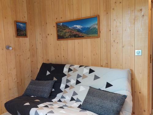 - un salon avec un canapé mural en bois dans l'établissement Studio Chamonix rénové, proche centre et télécabine, animaux admis, parking - FR-1-517-3, à Chamonix-Mont-Blanc