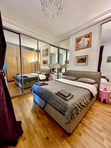 2 Bedroom with AC & Spacious Terrace minutes from Champs Elysées