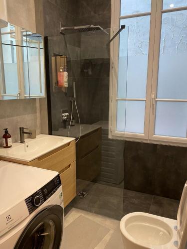 2 Bedroom with AC & Spacious Terrace minutes from Champs Elysées