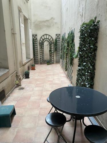 2 Bedroom with AC & Spacious Terrace minutes from Champs Elysées