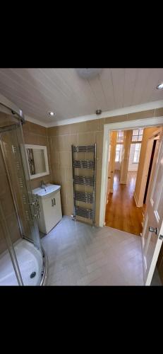 Bilik mandi di 2 Bed flat in Ayr town