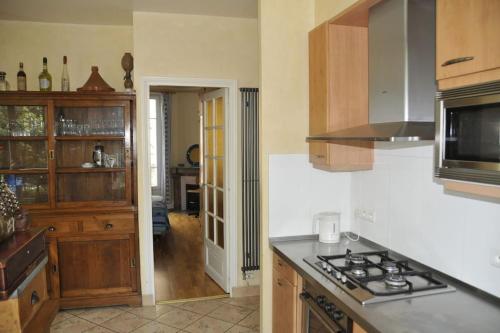 Il comprend une cuisine équipée d'une cuisinière. - un four à côté de la cuisine dans l'établissement Appartement Vésinet 90m2 à 30 min des Halles Paris, à Le Vésinet