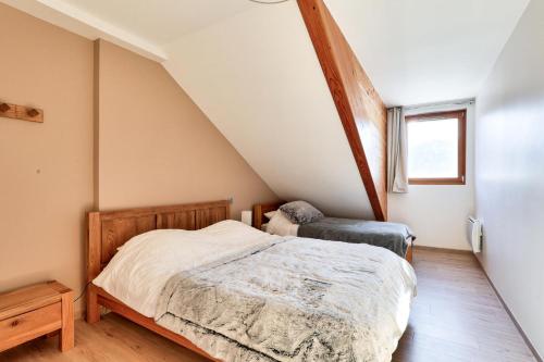 - une chambre mansardée avec 2 lits jumeaux dans l'établissement Résidence Le Chalet des Rennes - maeva Home - Appartement cosy 3 pièces 8 personnes - Exclusive - super Home MAE-6304, à Vars