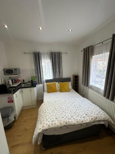 Η κουζίνα ή μικρή κουζίνα στο Luxury Ensuite 2nd Studio Flat With Great Views in Keedonwood Road With Fully Own Bathroom Newly Added And Private Kitchenette