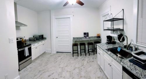 Η κουζίνα ή μικρή κουζίνα στο Walk To Duke Campus! 3 Bedroom In Trinity Park!