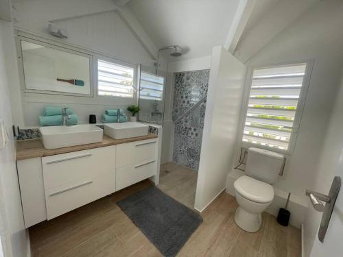 Ένα μπάνιο στο Palm Beach Superbe Studio sur la plage Nettle Bay Beach Club