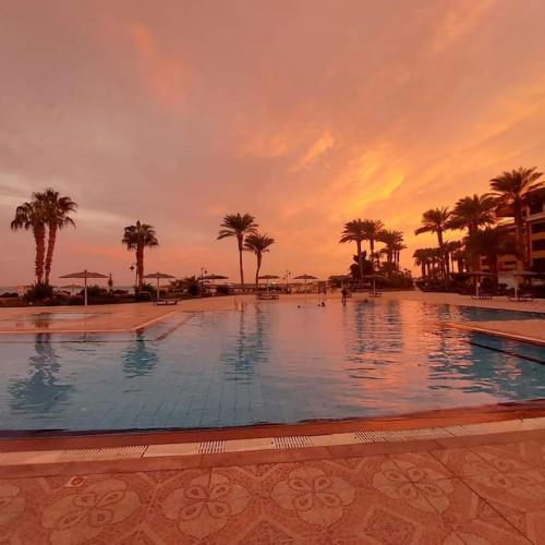 Esplanada flat with free beach, no single men