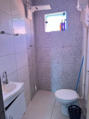 a small bathroom with a toilet and a sink at SOBRADO COM 3 QUARToS in Barretos