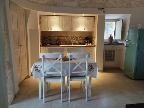 Η κουζίνα ή μικρή κουζίνα στο Trulli La Quercia del Nonno