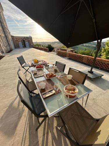 une table avec de la nourriture dessus sur une terrasse dans l'établissement Les trois Terrasses, à Montpezat-de-Quercy