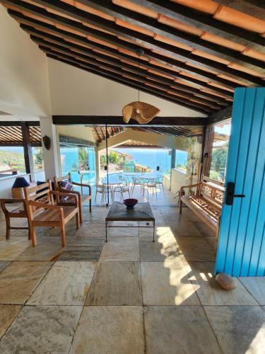 a living room with a blue door and a table at Pousada Dreamland Buzios in Búzios