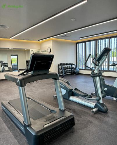 a gym with two treadmills and a treadmill at Holiday Inn Navojoa by IHG in Navojoa