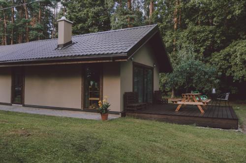 萨拉斯皮尔斯ForRest的小屋设有甲板和野餐桌