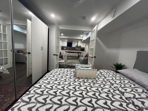 Ένα ή περισσότερα κρεβάτια σε δωμάτιο στο cozy private guest suite