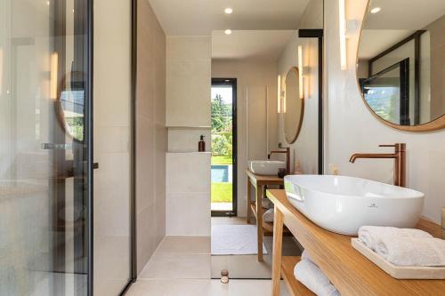 un bagno con vasca e lavandino di La Villa 225 - Lac Annecy a Saint-Jorioz