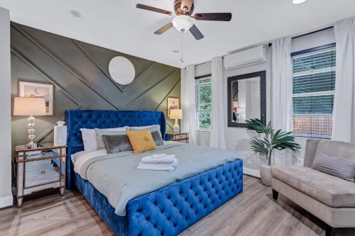 Ένα ή περισσότερα κρεβάτια σε δωμάτιο στο Bright Stylish hidden gem in Washington DC with King Bed 75inch tv and free parking