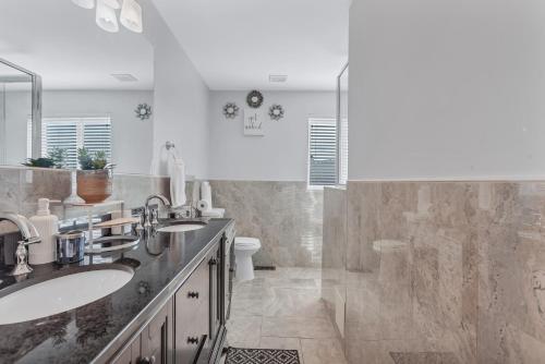 Ένα μπάνιο στο Bright Stylish hidden gem in Washington DC with King Bed 75inch tv and free parking