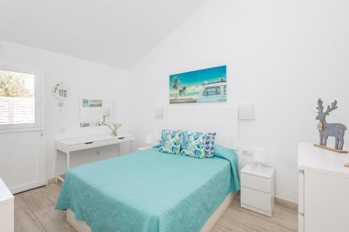 ein weißes Schlafzimmer mit einem Bett und einem Schreibtisch in der Unterkunft Playa del Aguila Bungalow con Terraza Solarium in Maspalomas