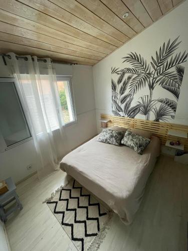 - une chambre avec un lit orné d'une fresque murale dans l'établissement Villa du Lys, à Eysines